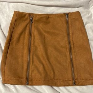 EUC brown suede feel mini skirt Tinseltown. Size large.